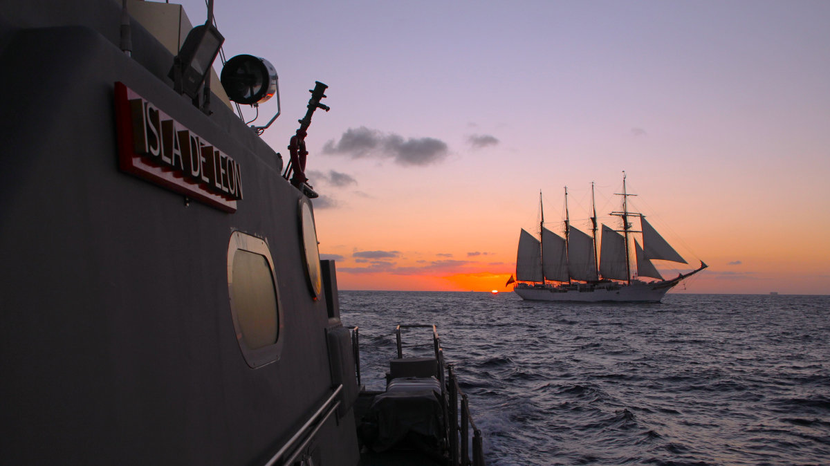 «Isla de León» y el Buque Escuela Juan Sebastián De Elcano / Fotografía: Armada española