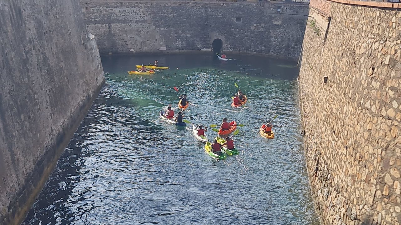 Un grupo de internos del Centro Penitenciario de Ceuta disfruta de un día de kayak / Cedida