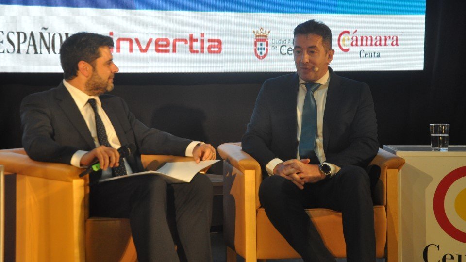  Carlos Díaz de Lastra con Ángel Recio durante su intervención. 