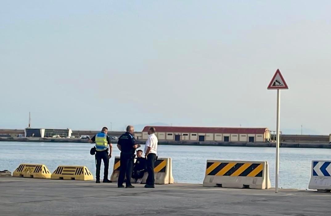 Policía Portuaria intercepta a inmigrante que intentaba colarse en el FRS