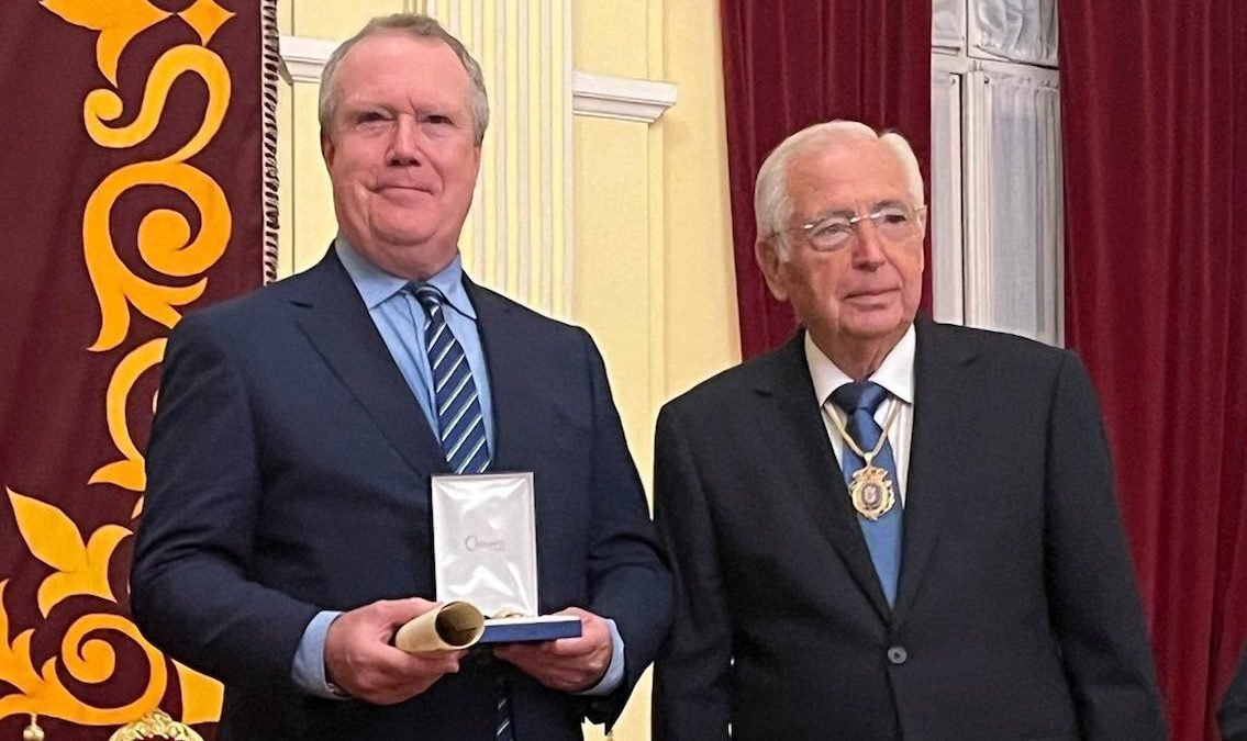 Carlos Echeverría recoge el premio de manos del presidente melillense, Juan José Imbroda (CEDIDA)