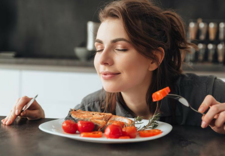 Un estudio revela que oler la comida puede engordar