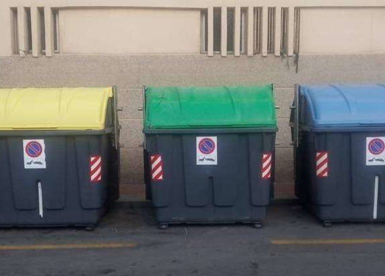 Nuevos contenedores para el reciclaje de papel y cartón, vidrio y plásticos  y envases en el Mercado de San José